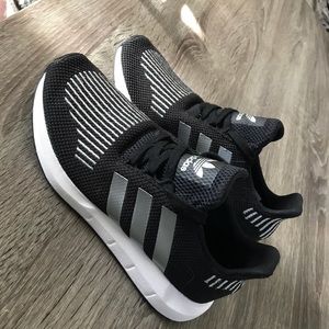 Adidas swift run sneakers